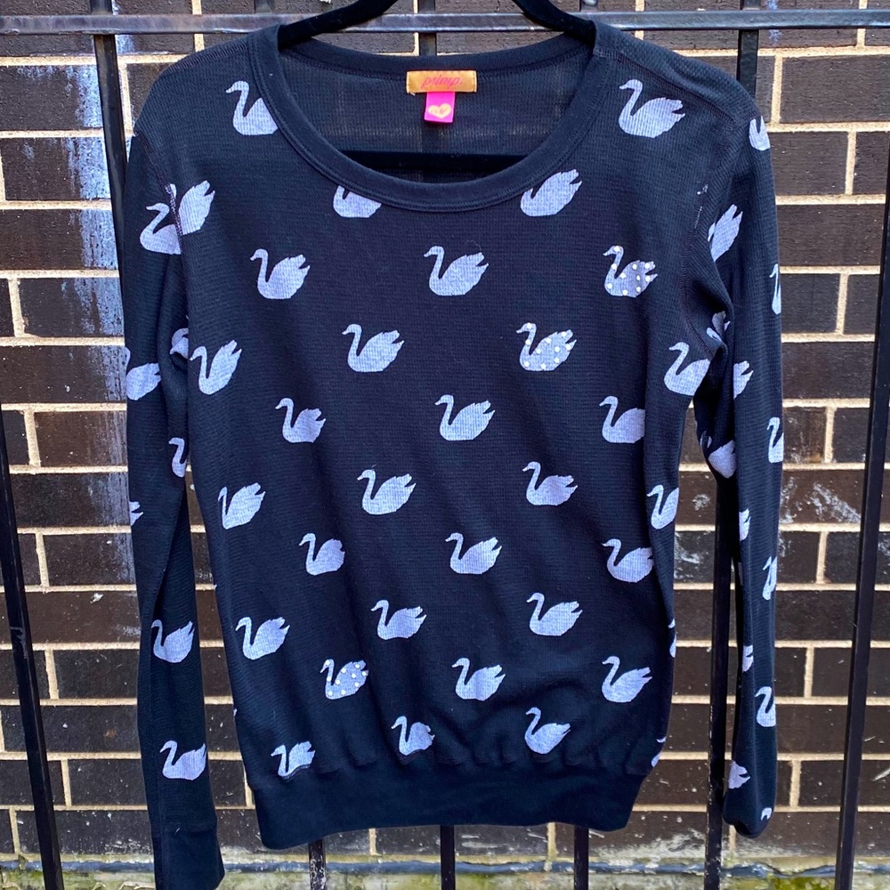 PRIMP black long sleeve with swan pattern